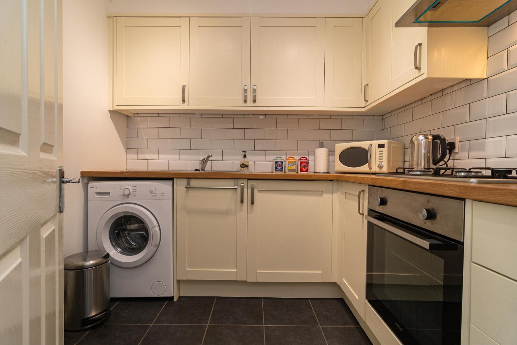 Light And Airy 1 Bedroom Flat 700M From The Beach 본머스 외부 사진